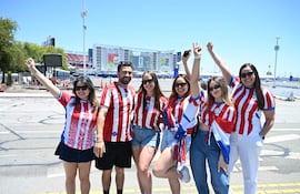 Hinchas vestidos con la albirroja celebran el mundial de fútbol 2026 en los Ángeles California EEUU. Foto enviado especial Arcenio Acuña