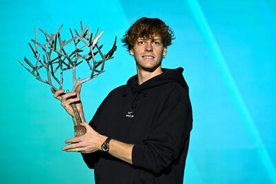 Jannik Sinner (24 años), con el trofeo conquistado el domingo en el Masters 1000 de París.