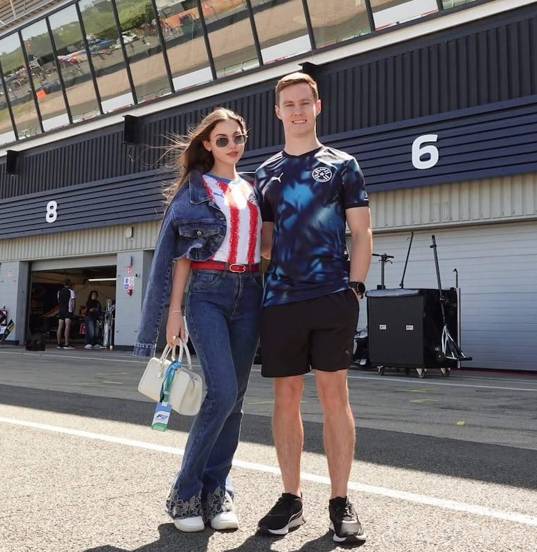 Joshua Duerksen y su novia Anneke Rahn apoyan a la Albirroja desde Silverstone - Gente