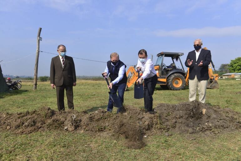 El ministro Dany Durand dio la palada inicial para las 600 viviendas sociales en el barrio San Blas, pese a que es investigada por Contraloría la adjudicación hecha sin aplicarse la ley de Contrataciones Públicas.