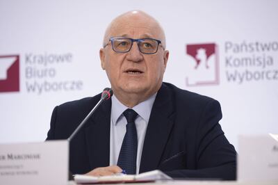 Los datos de escrutinio difundidos este lunes por la Comisión Electoral polaca confirman, con casi la mitad de los votos escrutados, que el partido del Gobierno ha perdido su mayoría absoluta, lo que abriría a la oposición la posibilidad de formar el próximo Gobierno.