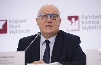 Los datos de escrutinio difundidos este lunes por la Comisión Electoral polaca confirman, con casi la mitad de los votos escrutados, que el partido del Gobierno ha perdido su mayoría absoluta, lo que abriría a la oposición la posibilidad de formar el próximo Gobierno.