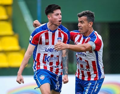 Matías Schabus (izquierda) festeja su gol en compañía de José Feliciano Verdún, en la victoria de Encarnación FC sobre Tembetary por 2-0.