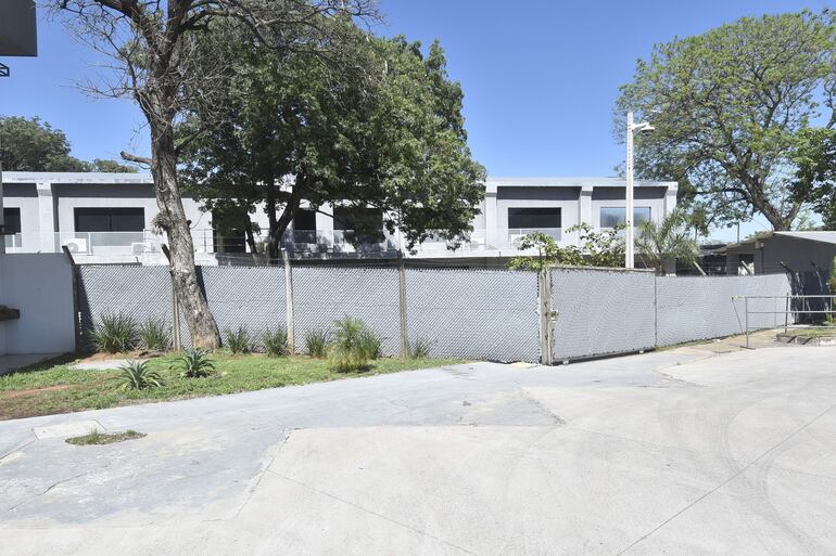 Ayer un equipo de este diario se trasladó nuevamente hasta las oficinas de Villa Elisa. La administración de Eddie Jara cercó todas las oficinas de Petropar y evita el paso a la prensa. Hay un hermetismo total en la empresa pública "de todos los paraguayos". 