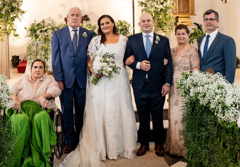 Los novios y sus padrinos.