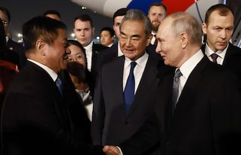 El presidente ruso Vladimir Putin (C-D) es escoltado por el ministro de Asuntos Exteriores de China, Wang Yi (C), a su llegada a Pekín, China.