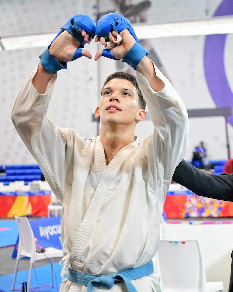 Britos festeja el oro en kumite.