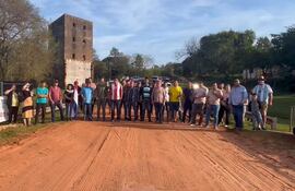 Habitantes de Dr. Bottrell exigen al MOPC la construcción de caminos asfaltados tras años de espera.