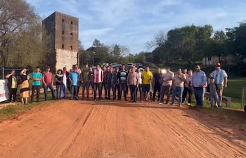 Habitantes de Dr. Bottrell exigen al MOPC la construcción de caminos asfaltados tras años de espera.