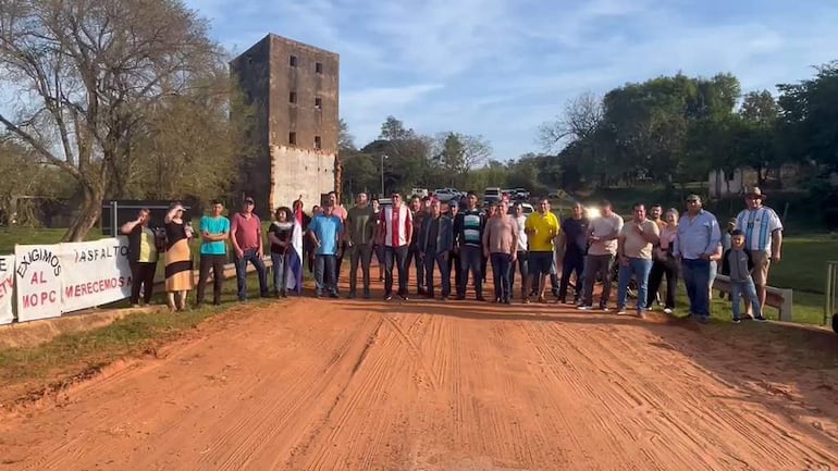 Tras 12 años de promesas y 43 de distritación, pobladores de Dr. Bottrell vuelven a exigir accesos asfaltados Tras 12 años de promesas y 43 de distritación, pobladores de Dr. Bottrell vuelven a exigir accesos asfaltados