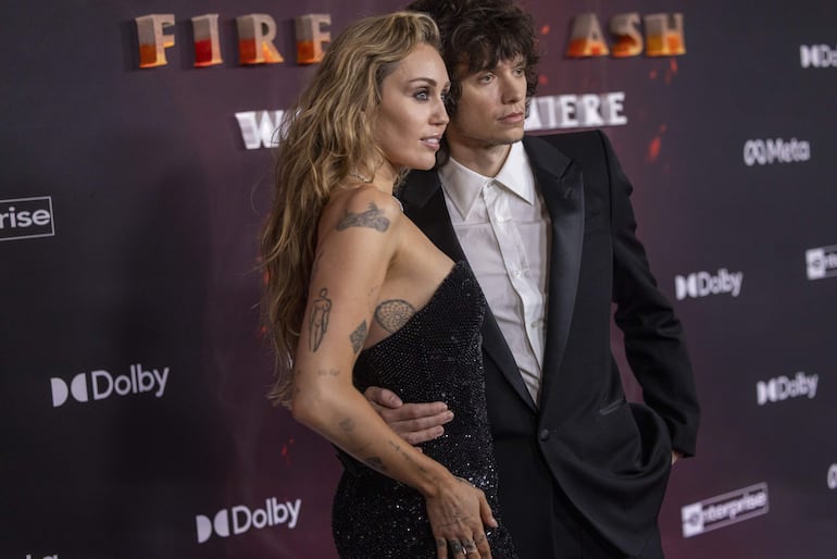 Miley Cyrus y Maxx Morando hicieron pública su relación en 2022 y ahora ya estarían comprometidos. (EFE/EPA/JILL CONNELLY)