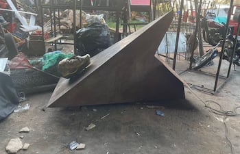 El busto de Bernardino Caballero continúa tirado en el taller de la Municipalidad.