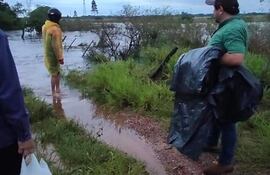 El intendente de Caapucú, Gustavo Penayo (ANR), observa un arroyo desbordado en el distrito.