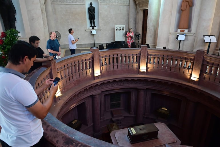 Aunque en menor medida que en años anteriores, una importante cantidad de ciudadanos de Asunción y área metropolitana visitaron el Panteón.