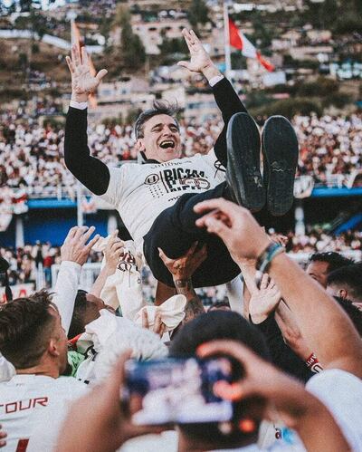 Fabián Bustos, nuevo DT de Olimpia, en andas tras la conquista del título peruano con Universitario de Deportes, en 2024.