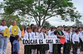 Alumnos de la escuela Ñu Apua