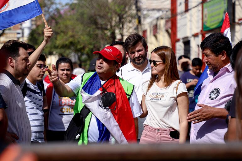 La precandidata presidencial Soledad Nuñez acompaña la manifestación frente a la sede del Congreso Nacional durante una sesión extraordinaria de la Cámara de Diputados, en Asunción (Paraguay).