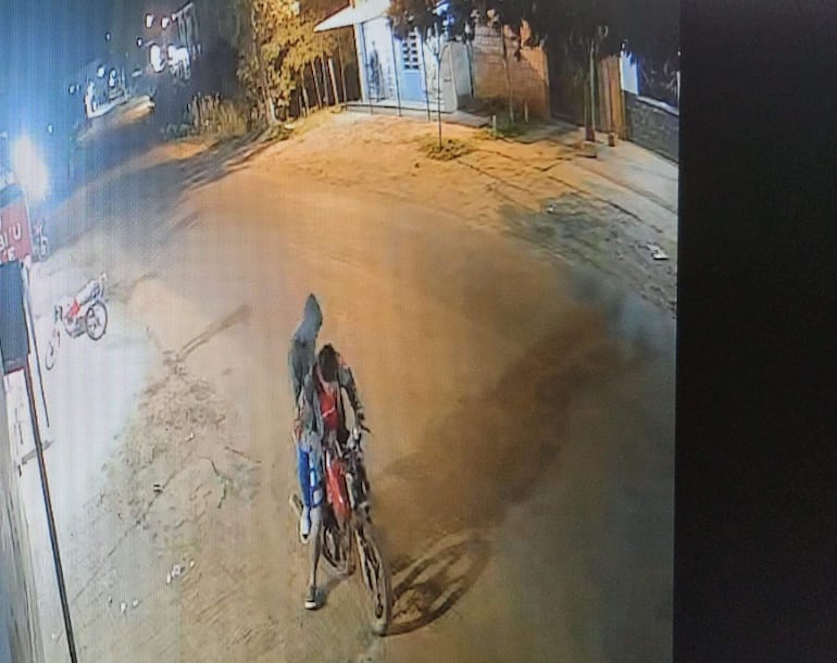 Últimas imágenes donde se vio al sospechoso y a la víctima aún con vida.