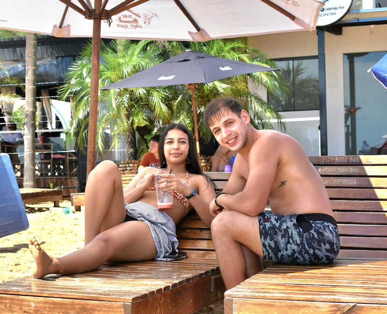 Pareja de turistas disfrutando de la Playa San José de Encarnación.