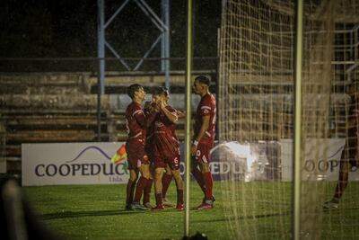 El volante Aldo Quiñónez, recibe las felicitaciones de sus compañeros, luego de anotar el tanto del triunfo rojo. (Foto: Fernando de la Mora)