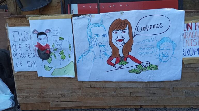 En las imágenes la rectora de la UNA, Zully Vera de Molinas con la frase de confiemos.