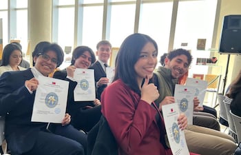 Estudiantes paraguayos muestran sus certificados de becas para estudiar en Taiwán.