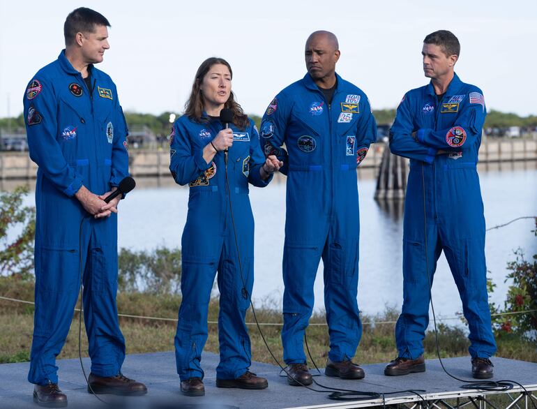 Fotografía del 17 de enero de 2026 cedida por la NASA donde aparecen los miembros de la tripulación de la misión Artemis II desde la izquierda, el astronauta de la Agencia Espacial Canadiense (CSA), Jeremy Hansen, la especialista de misión Christina Koch, el piloto Victor Glover, y el comandante Reid Wiseman, durante una rueda de prensa en el Centro Espacial Kennedy en Cabo Cañaveral, Florida (Estados Unidos).