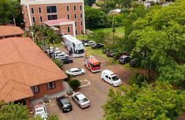 El bus ploteado con el escudo del General Caballero de Juan León Mallorquín, con imágenes de las principales figuras del plantel, se dispone a salir del puesto comando, el Puma Resort, para el recorrido inicial en medio del acompañamiento de la afición.