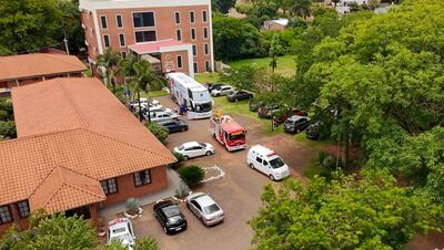 El bus ploteado con el escudo del General Caballero de Juan León Mallorquín, con imágenes de las principales figuras del plantel, se dispone a salir del puesto comando, el Puma Resort, para el recorrido inicial en medio del acompañamiento de la afición.