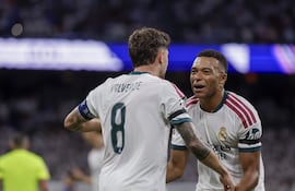 El centrocampista del Real Madrid Fede Valverde celebra su gol con Mbappé durante el encuentro correspondiente a la Liga de Campeones que disputan Real Madrid e Inter de Milán, este martes en el estadio Santiago Bernabéu, en Madrid. EFE/Juanjo Martín