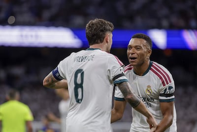 El centrocampista del Real Madrid Fede Valverde celebra su gol con Mbappé durante el encuentro correspondiente a la Liga de Campeones que disputan Real Madrid e Inter de Milán, este martes en el estadio Santiago Bernabéu, en Madrid. EFE/Juanjo Martín