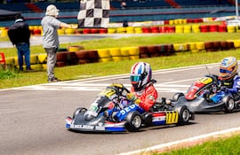 Nelson Segovia (777), bandera a cuadros y victoria en una de las carreras del fin de semana.