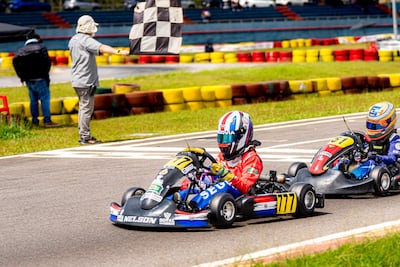 Nelson Segovia (777), bandera a cuadros y victoria en una de las carreras del fin de semana.