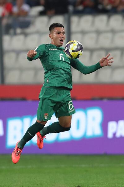 AMDEP3811. LIMA (PERÚ), 20/03/2025.- Héctor Cuellar de Bolivia controla un balón este jueves, en un partido de las eliminatorias sudamericanas para el Mundial de 2026 entre las selecciones de Perú y Bolivia en el estadio Nacional del Perú (Perú). EFE/ Paolo Aguilar