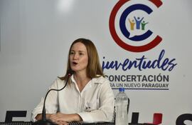 Soledad Núñez habla con un micrófono enfrente en la conferencia de prensa de esta tarde.
