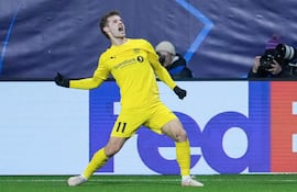 Ole Didrik Blomberg, del Bodø/Glimt, celebra tras anotar el gol del 2-0 durante el partido de ida de los octavos de final de la UEFA Champions League entre el Bodø/Glimt y el Sporting CP en el Aspmyra Stadium, en Bodø, Noruega.