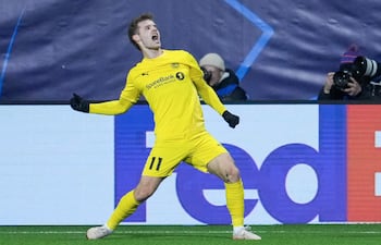 Ole Didrik Blomberg, del Bodø/Glimt, celebra tras anotar el gol del 2-0 durante el partido de ida de los octavos de final de la UEFA Champions League entre el Bodø/Glimt y el Sporting CP en el Aspmyra Stadium, en Bodø, Noruega.