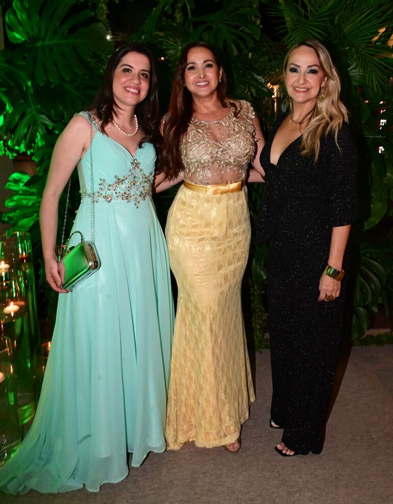 Ana Rivas, Myrian Riveros y Ana Thompson. 