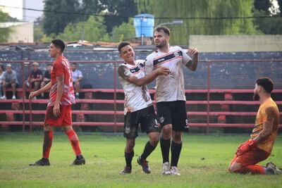 Ramiro Bernal celebra el tanto de apertura de General Díaz, Víctor Meza acompaña el festejo. (Foto: APF)