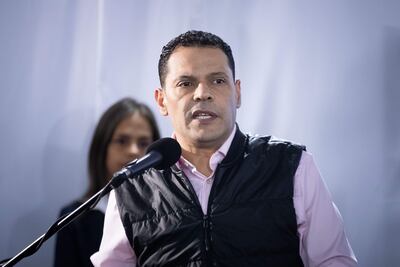 El diputado socialcristiano Juan Carlos Alvarado habla luego de inscribir su candidatura para las elecciones del 28 de julio este viernes, en la sede del Consejo Nacional Electoral (CNE) en Caracas (Venezuela). EFE