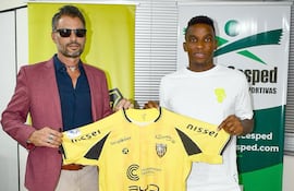 Luis Antonio Vidal Velázquez, presidente de Recoleta, con el colombiano Dairon Mosquera, una de las incorporaciones para la nueva temporada futbolística.