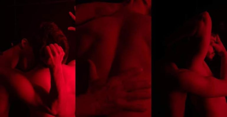 Ambiente teatral con una pareja en actitud romántica, mostrando un momento de cercanía y afecto entre ellos.