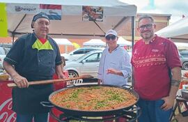 Los integrantes de la Asociación de Trabajadores Gastronómicos y Afines del Paraguay Carlos Cruz, Víctor Espínola y Derlis Bogado.