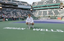 Janik Sinner (24 años), campeón en Indian Wells luego de vencer en la final al ruso Daniil Medvedev (30) por doble 7-6.