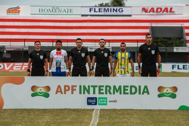 Los capitanes, Marcos Riveros y Antonio Bareiro, posan junto a la terna arbitral.