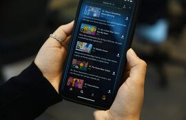 El servicio de streaming Disney+ en Hong Kong muestra una lista de episodios de la popular serie de dibujos animados estadounidense "Los Simpson". Saltar de un vídeo a otro para combatir el aburrimiento y visualizar unos pocos segundos suele tener el efecto contrario: es más aburrido y hace que las personas se sientan más insatisfechas y menos interesadas por el contenido, según un estudio publicado por la Asociación Americana de Psicología.