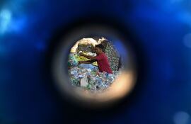 Un trabajador en una recicladora de plásticos.