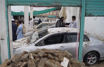 Vehículos en Dera Ismail Khan, Pakistan, dañados por el terremoto registrado en la vecina Afganistán.