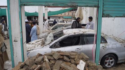 Vehículos en Dera Ismail Khan, Pakistan, dañados por el terremoto registrado en la vecina Afganistán.