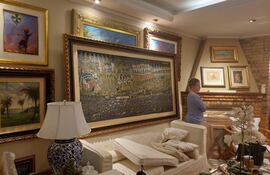 Costosas obras de arte adornan la casa de Oleñik Memmel, en Asunción.